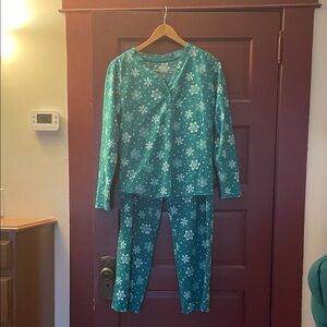 Women’s Green Snowflake Pajamas